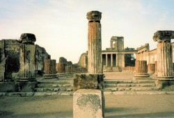 «Проклятые» туристы возвращают украденные археологические артефакты в Помпеи