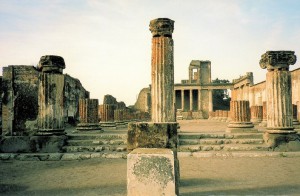 «Проклятые» туристы возвращают украденные археологические артефакты в Помпеи